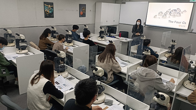 本校のクラスルームには、あなたが今日の雇用市場で成功するために備えて、最新鋭の装置が備わっています。