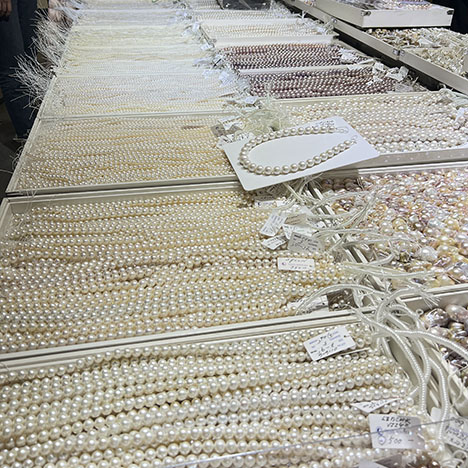 Figure 2. Small round and near-round freshwater bead cultured pearls from China were widely available in Tucson, many of them white, with some reaching sizes of 6 to 7 mm. Photo by Artitaya Homkrajae; courtesy of Yen’s Jewelry & Accessories Inc.