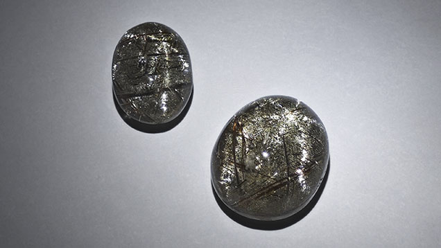 Figure 1. Six-rayed star quartz specimens: 5.77 ct, 13 × 9.5 × 6.5 mm (left) and 13.23 ct, 15.5 × 13 × 9 mm (right). Photo by Haoran Zhu.