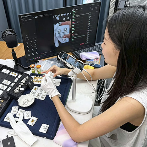 Figure 20. Livestreaming from Shanxiahu Town, this host displays pearl jewelry and discusses product features for an online audience. Livestreaming has become an integral component of digital commerce in the freshwater cultured pearl value chain. Photo by Qishen Zhou.