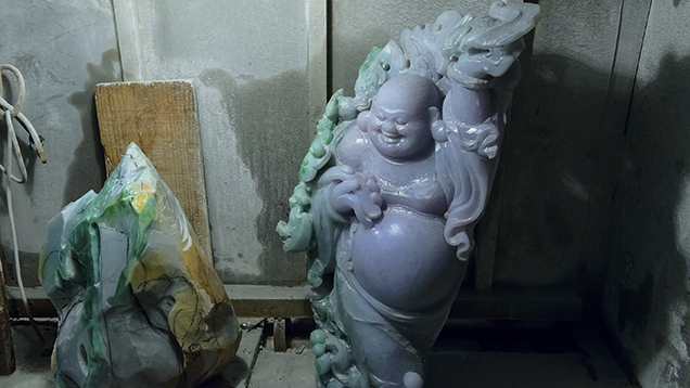 硬玉雕刻初胚和佛雕成品