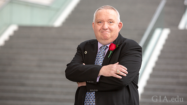 ニューヨークのJavits Center(ジャビッツ センター)の階段の前に立つPatrick O’Shea。 ニューヨークのJavits Center(ジャビッツ センター)の階段の前に立つPatrick O’Shea。