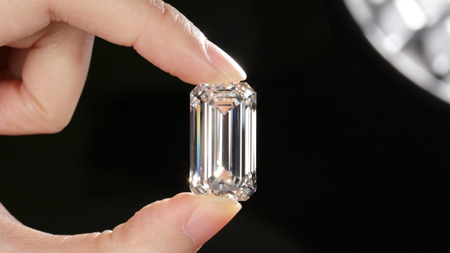 The GIA laboratory in Hong Kong recently evaluated the largest chemical vapor deposition (CVD) laboratory-grown diamond seen by the Institute. The GIA laboratory in Hong Kong recently evaluated the largest chemical vapor deposition (CVD) laboratory-grown diamond seen by the Institute.