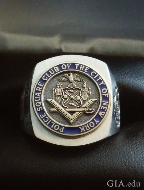シンボルが浮き上がっており、中心部が円形のスクエアのリング。「Police Square Club of the City of New York」と刻印されている。 シンボルが浮き上がっており、中心部が円形のスクエアのリング。「Police Square Club of the City of New York」と刻印されている。