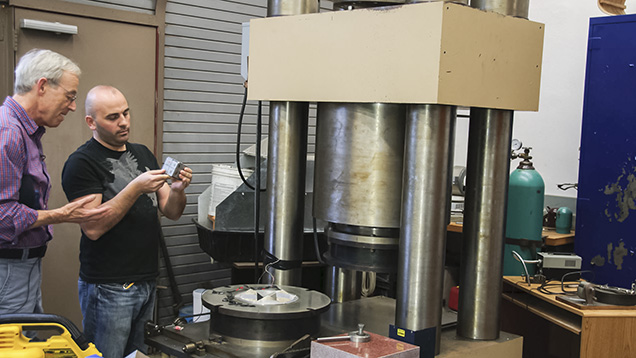 Steve Shirey and Stevce Stefanoski of the Carnegie Institution’s Geophysical Lab 