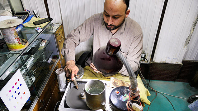 Demonstration of gem cutting with the angoora Demonstration of gem cutting with the angoora