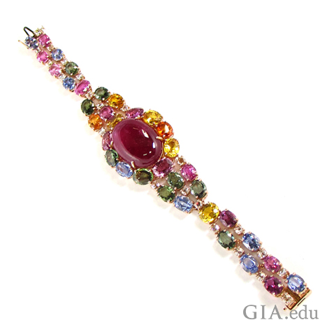 VTse Jewelry 的"糖果" 手镯由一颗红色的椭圆凸圆面碧玺和多颗多色蓝宝石组成。由 VTse Jewelry 友情提供