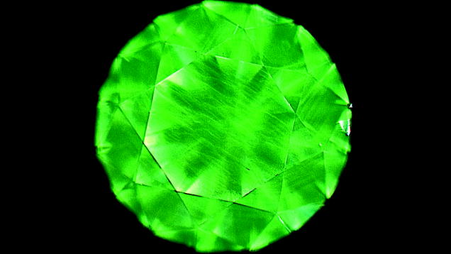 Gemesis （ジェメシス）社によるこのCVD合成ダイヤモンドは、ダイヤモンドビュー（DiamondView）の短波紫外線でグリーンの蛍光を示しています。 画像提供： Wuyi Wang。
