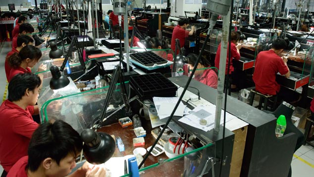 中国の広大な宝石製造能力の一例。 撮影：エリック·ウェルチ、©GIA