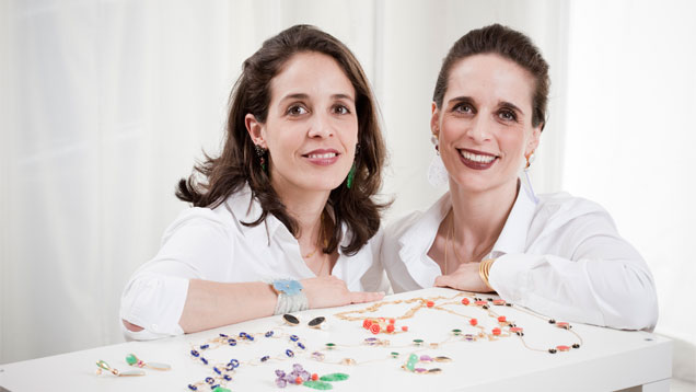 姉妹でBahina Jewels(バヒナ・ジュエルズ)の共同経営者Noëlle Vieillard-Jordi(左)とAnnick Jordi(右)。彼女らのデザイン数点と共に。 「Bahina(バヒナ)」とはヒンディー語で「二人姉妹」という意味。写真撮影:Guy Perrenoud、提供:Bahina Jewels(バヒナ・ジュエルズ) 姉妹でBahina Jewels(バヒナ・ジュエルズ)の共同経営者Noëlle Vieillard-Jordi(左)とAnnick Jordi(右)。彼女らのデザイン数点と共に。 「Bahina(バヒナ)」とはヒンディー語で「二人姉妹」という意味。写真撮影:Guy Perrenoud、提供:Bahina Jewels(バヒナ・ジュエルズ)