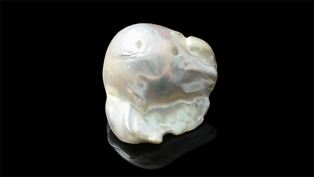This 20.60 ct specimen was purchased by the client as a “natural white pearl.” This 20.60 ct specimen was purchased by the client as a “natural white pearl.”