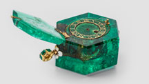 Cheapside Hoard （チープサイドホード）の最も重要なアイテムの一つは、1600年頃のこの大粒のコロンビア産エメラルドの懐中時計である。