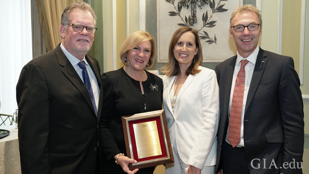 Susan Jacques於 2020 年 1 月 10 日在珠寶商警戒委員會 (JVC) 午餐會上接受了 Stanley Schechter 獎。左起:Joel Schechter,Honora 已退休行政總裁;GIA 主席兼行政總裁 Susan Jacques;Tiffany Stevens,JVC 行政總裁兼總法律顧問;以及 Charles Stanley,美國 Forevermark 主席兼 JVC 2020 年董事會主席。 Susan Jacques於 2020 年 1 月 10 日在珠寶商警戒委員會 (JVC) 午餐會上接受了 Stanley Schechter 獎。左起:Joel Schechter,Honora 已退休行政總裁;GIA 主席兼行政總裁 Susan Jacques;Tiffany Stevens,JVC 行政總裁兼總法律顧問;以及 Charles Stanley,美國 Forevermark 主席兼 JVC 2020 年董事會主席。