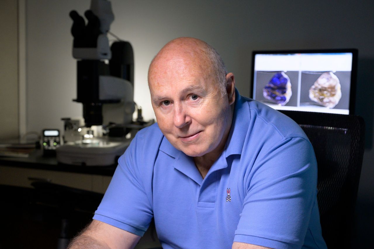 John Koivula in his photomicrography lab. ©GIA