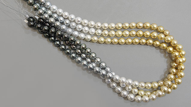 Figure 4. This set of ombré pearl strands, made up of round Tahitian pearls with silver and gold South Sea pearls ranging from 10 to 10.4 mm, is also known as shikisai, which means “colors of four seasons” in Japanese. Photo by Mimi Travis; courtesy of Yen’s Jewelry & Accessories Inc.