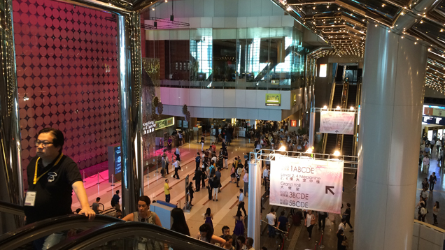 与会者登上自动扶梯，欣赏香港会展中心全貌。