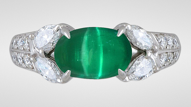 Figure 1. The emerald in this ring displays dual-color light green and white double chatoyancy. The stone measures 8.39 × 5.71 × 4.22 mm. Photo by Momo Matsumura.