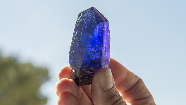Tanzanite crystal with calcite crystals