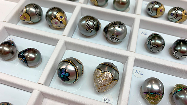 Maki-e pearls on display at the 2022 AGTA in Tucson.
