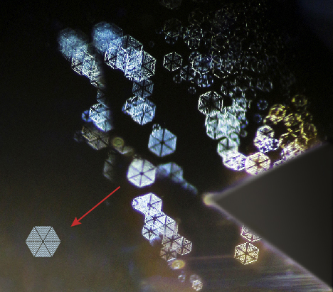 Hexagonal inclusions resemble a trapiche pattern.