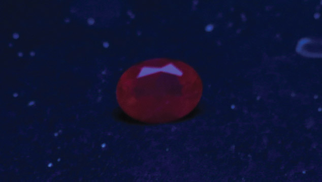 Short-wave UV reaction of synthetic spinel