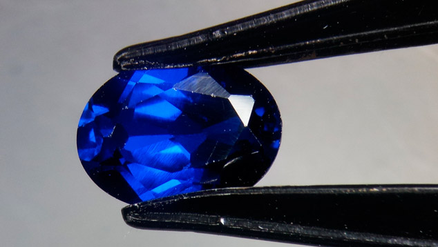 Verneuil-grown synthetic spinel with unusual short-wave UV reaction