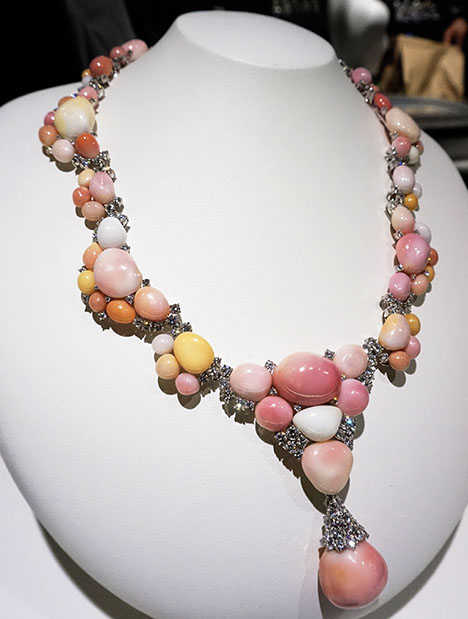 Figure 3. A conch pearl necklace offered at IJK. Photo by Asumi Sanbonmatsu; courtesy of Fiore Y.A.C.