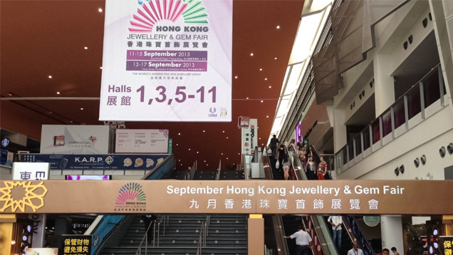 今後6ヶ月間、Hong Kong Jewellery & Gem Fair（香港ジュエリー&ジェムフェア）はアジア全域のビジネスのための重要な指標となります。 写真：Russell Shor/GIA