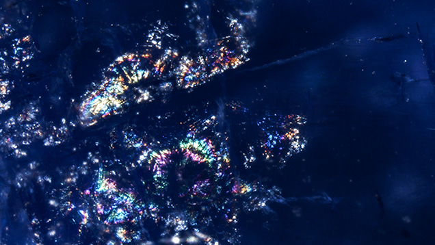 Fractures in blue synthetic spinel