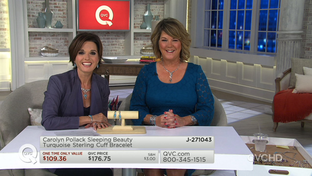 Nancy Hornback（南希·霍恩巴克，左）与客座珠宝设计师 Carolyn Pollack（卡罗琳·波拉克）在进行广播对话。 照片版权归 QVC 所有