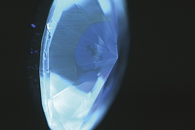 Chameleon diamond showing fluorescence