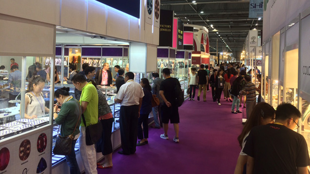 先週開催されたSeptember 2015 Hong Kong Jewellery & Gem Fair（2015年9月香港ジュエリー＆ジェムフェア）で宝石を吟味するバイヤーたち。 写真：Russell Shor