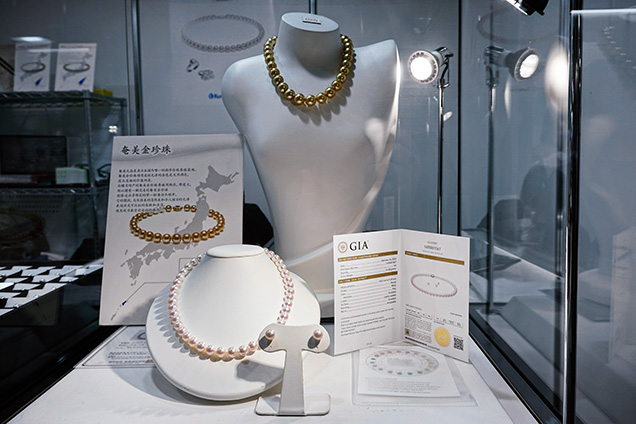 Figure 1. A strand of akoya pearls and a pair of earrings ranging in size from 9.02 to 9.49 mm. Photo by Asumi Sanbonmatsu; courtesy of Kuwayama.