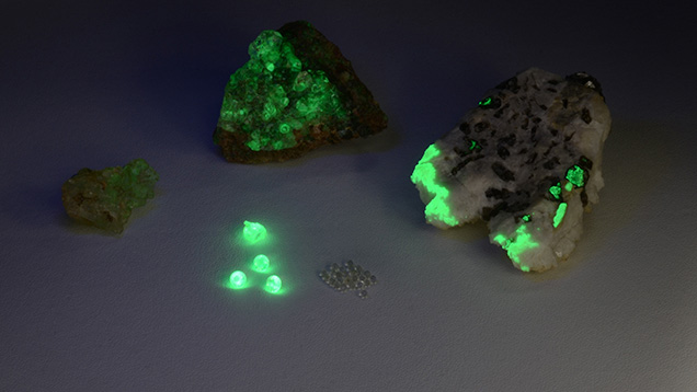 Fluorescence in different hyalite samples.
