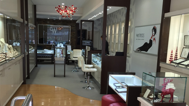 多年以来，Whitaker’s Jewellers 的外观虽然改变了，但却始终坚守对消费者教育的承诺。 研究宝石学家 (GG) John Whitaker（约翰•惠特克）说：“公开、真实的信息才能建立信任。” 由 Whitaker’s Jewellers 友情提供