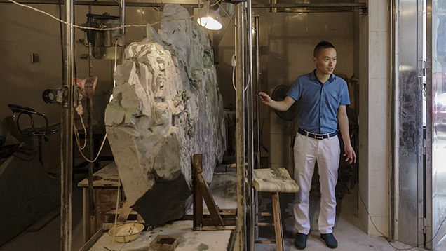 ジェダイトの彫刻アーティスト、Xingchun Fangと製作中の作品 ジェダイトの彫刻アーティスト、Xingchun Fangと製作中の作品