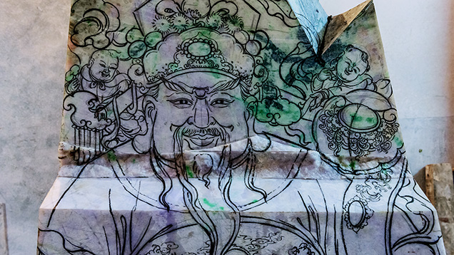 ジェダイト原石に描かれた中国の神、「Lu」のスケッチ近接写真 ジェダイト原石に描かれた中国の神、「Lu」のスケッチ近接写真