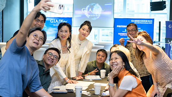 GIA 校友们在毕业很久后仍在一起学习、玩耍和社交联络。 GIA 校友们在毕业很久后仍在一起学习、玩耍和社交联络。