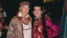 好莱坞传奇布景设计师 Tony Duquette（托尼·杜奎特）和 Hutton Wilkinson（赫顿·威尔金森）出席热带之夜派对