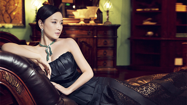Actress models jewelry from Chinese retailer