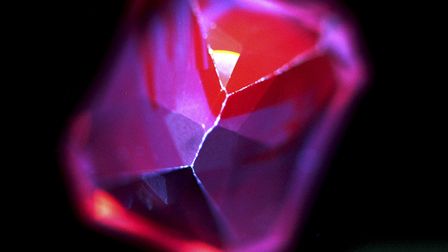 Sapphire with luminescent band Sapphire with luminescent band