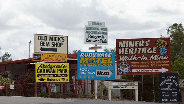 Signs for accommodations and fossicking areas Signs for accommodations and fossicking areas
