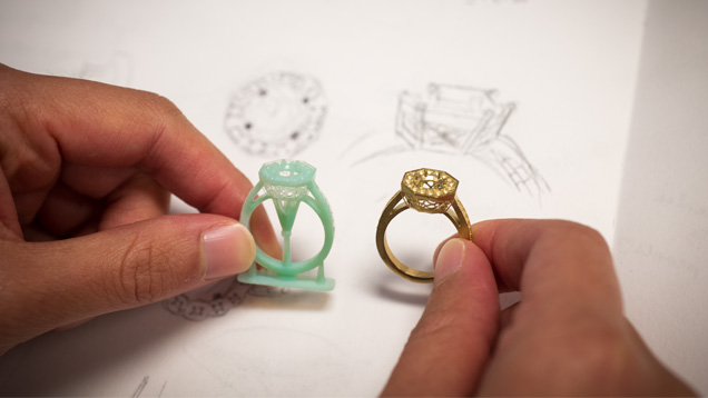 珠宝设计工艺学生将其设计作品的视觉图像与 3D 打印原型及铸造原型进行比较。 摄影：Kevin Schumacher（凯文·舒马赫）