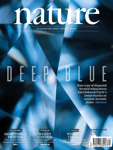 『Nature（ネイチャー）』2018年8月号の表紙を飾る記事『ディープブルー』は、海洋構造プレート上でホウ素が地球の下部マントルに移動するときに形成されたタイプIIbダイヤモンドに関するEvan M. Smithの研究を紹介する。画像提供：ネイチャー。
