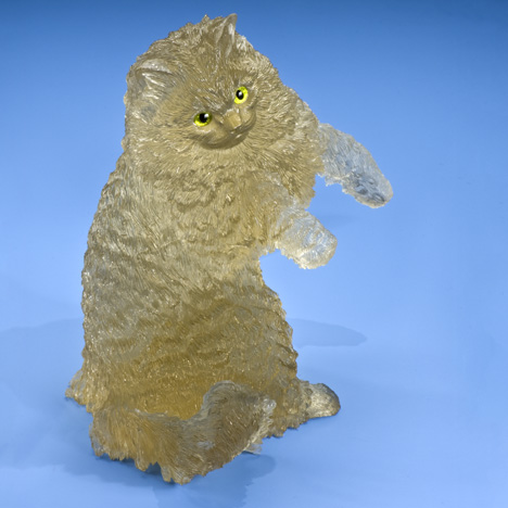 この金色の猫は、ブラジル産のシトリンに刻まれています。 その眼はペリドット及び金から形成されています。 - Robert Weldon（ロバート•ウェルドン）