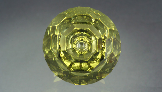 John Dyer(ジョン・ダイアー)のLime Citrine Reflections™は、魅力的なライムグリーン色の宝石で、魅力的なデザイナーカットの重さ33.35カラットの逸品です。 – Lydia Dyer(リディア・ダイア―)、宝石提供:John Dyer & Co.(ジョン・ダイア―社) John Dyer(ジョン・ダイアー)のLime Citrine Reflections™は、魅力的なライムグリーン色の宝石で、魅力的なデザイナーカットの重さ33.35カラットの逸品です。 – Lydia Dyer(リディア・ダイア―)、宝石提供:John Dyer & Co.(ジョン・ダイア―社)