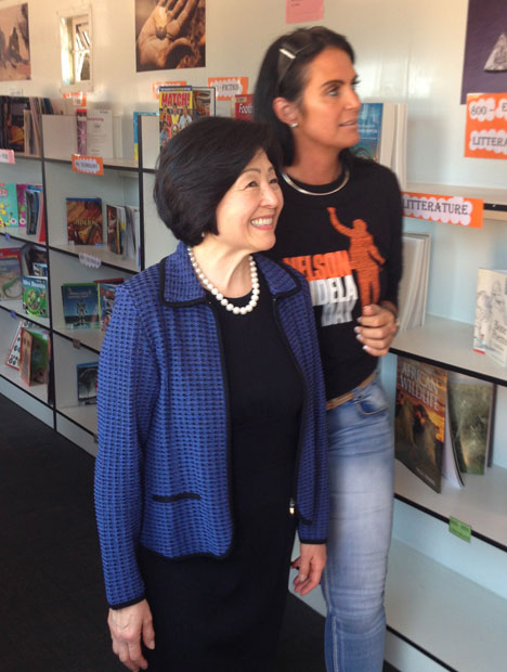 GIAのチーフラーニングオフィサーと教育担当副社長であるBev Hori（左）、とThe Nelson Mandela FoundationのVodacom Change the WorldのボランティアであるAlta Brown Steenkampは、Mandela Day Libraries プロジェクトを通じて読み書きの能力を促進するために協力しています。