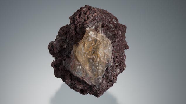 この大きな黄色い長石の斑晶は、火山灰の中に埋め込まれている。 - Robert Weldon この大きな黄色い長石の斑晶は、火山灰の中に埋め込まれている。 - Robert Weldon
