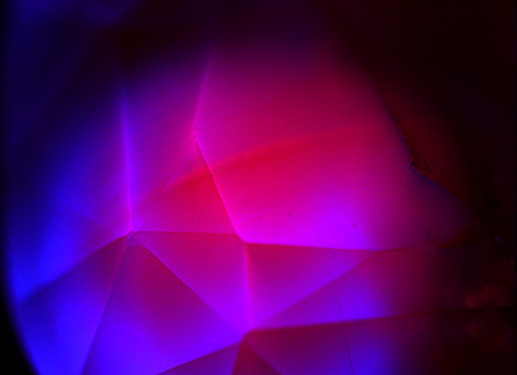 DiamondView image shows a strong red curved band.