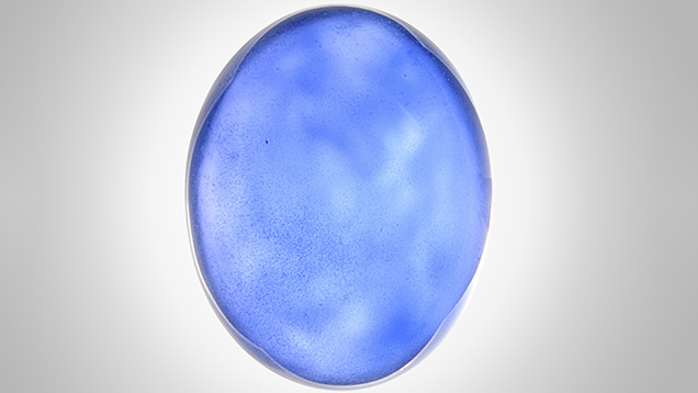 Mottled blue patterns observed in the synthetic sapphire.